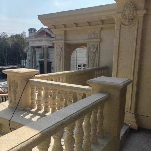 邯郸 黄金麻别墅外墙干挂雕花配合阳台栏杆花瓶柱