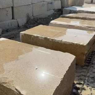 邯郸 黄金麻方料堆场洗料分选中，原材料充足