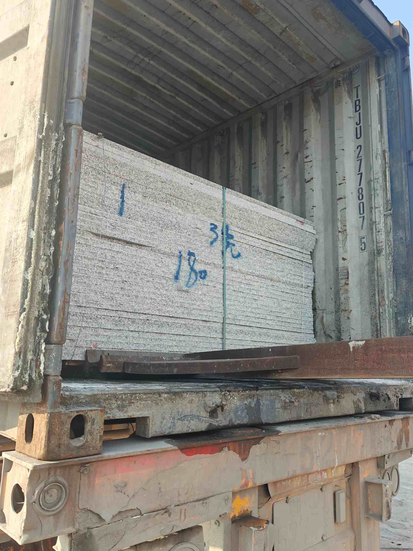 邯郸 芝麻白花岗岩石材3.0公分光面毛板装柜出货