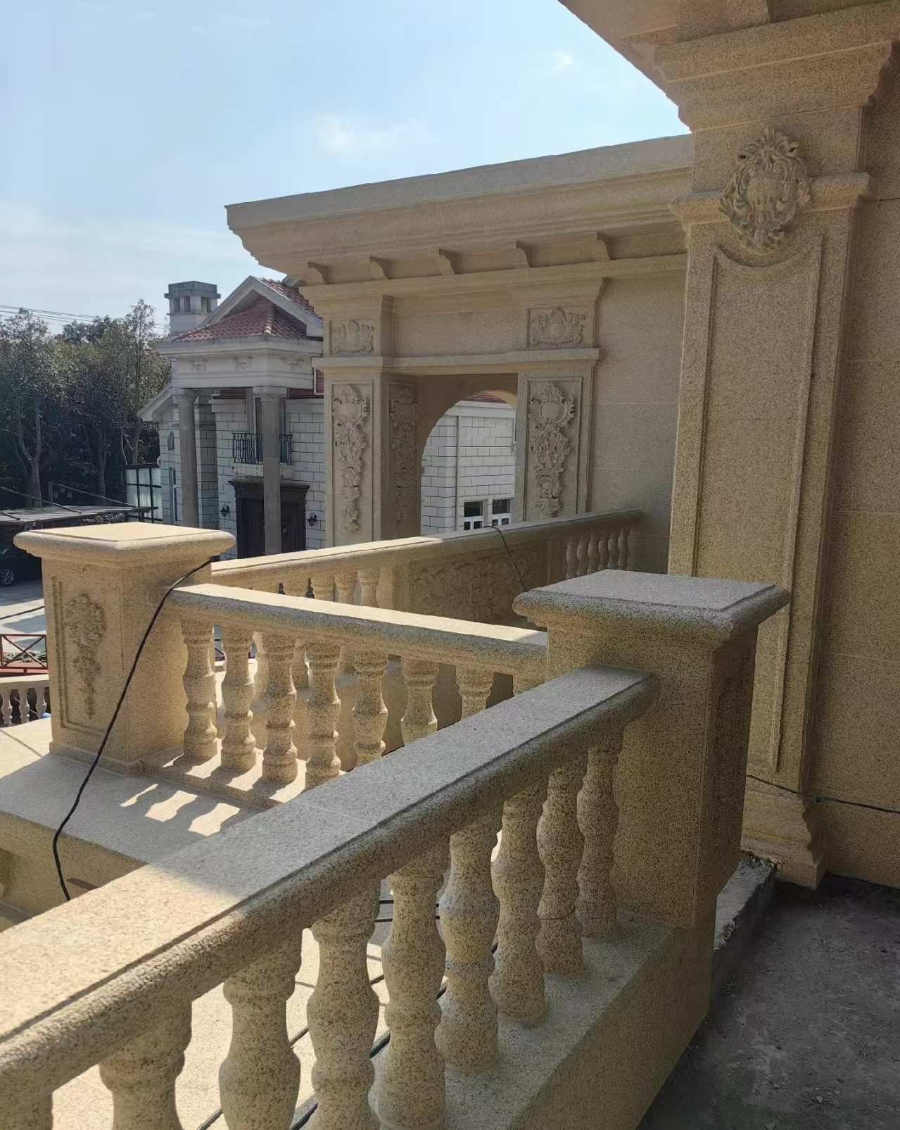 邯郸 黄金麻别墅外墙干挂雕花配合阳台栏杆花瓶柱