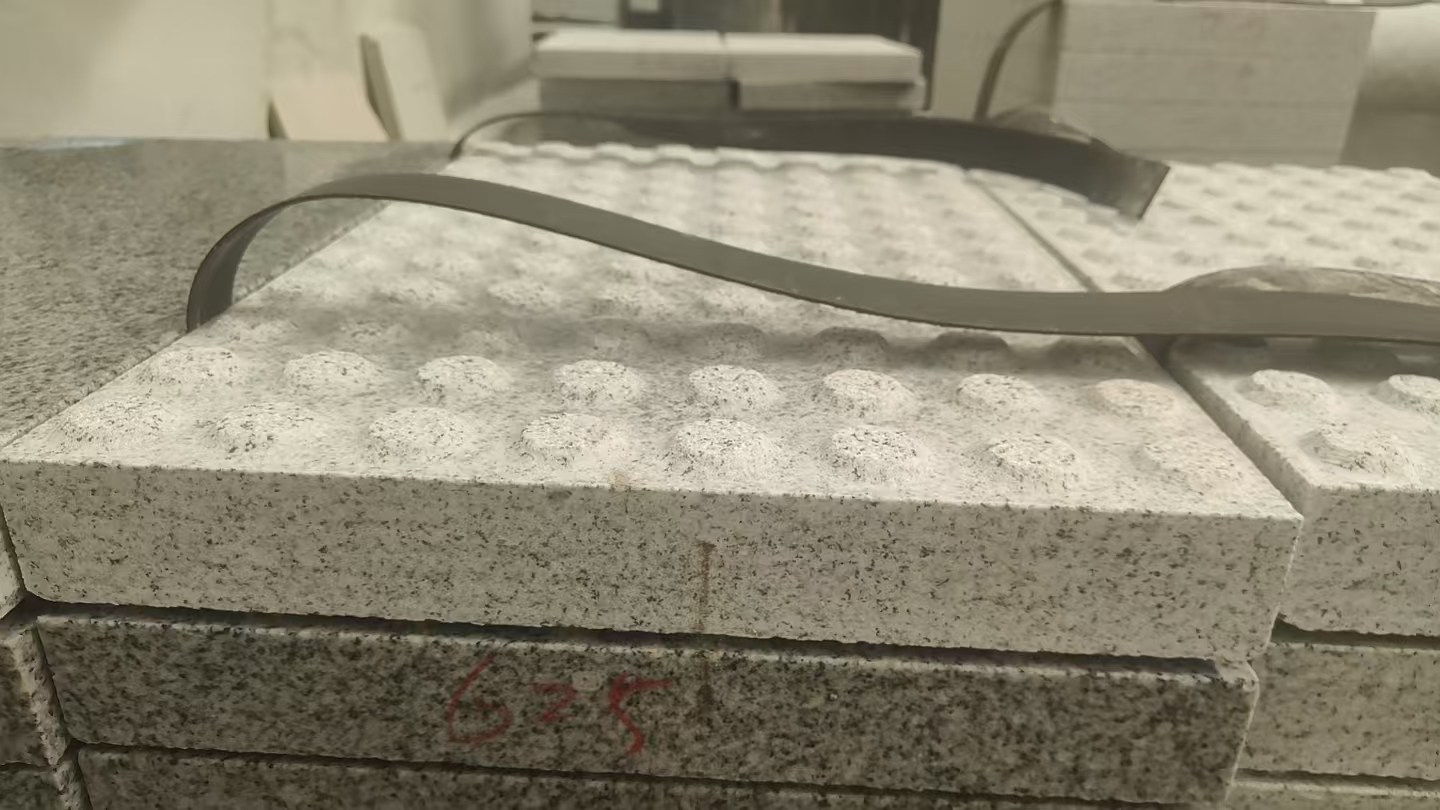邯郸 芝麻白花岗岩6.0公分荔枝面五轴加工雕刻盲点