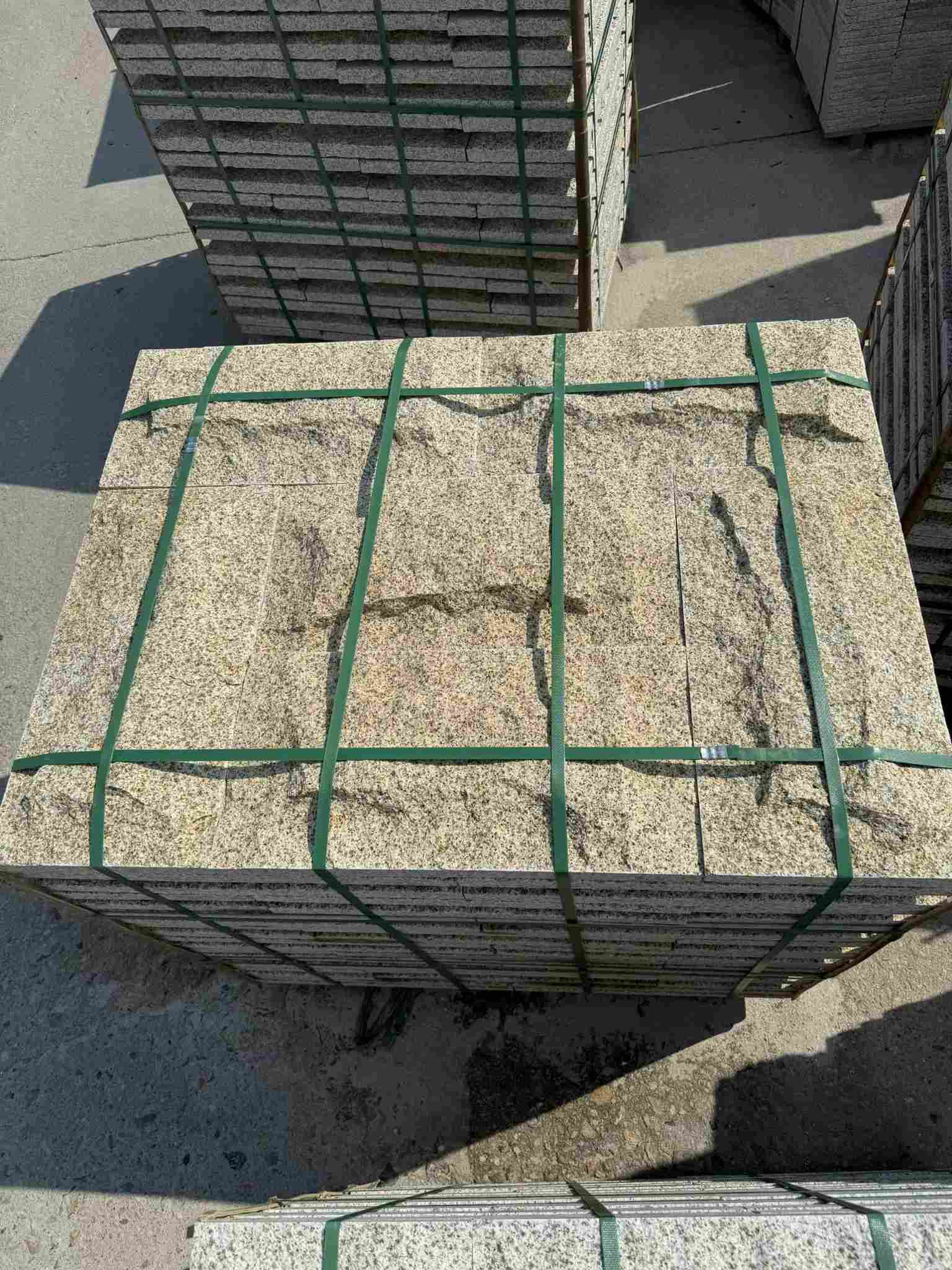 邯郸 黄金麻花岗岩石材自然面蘑菇石成品