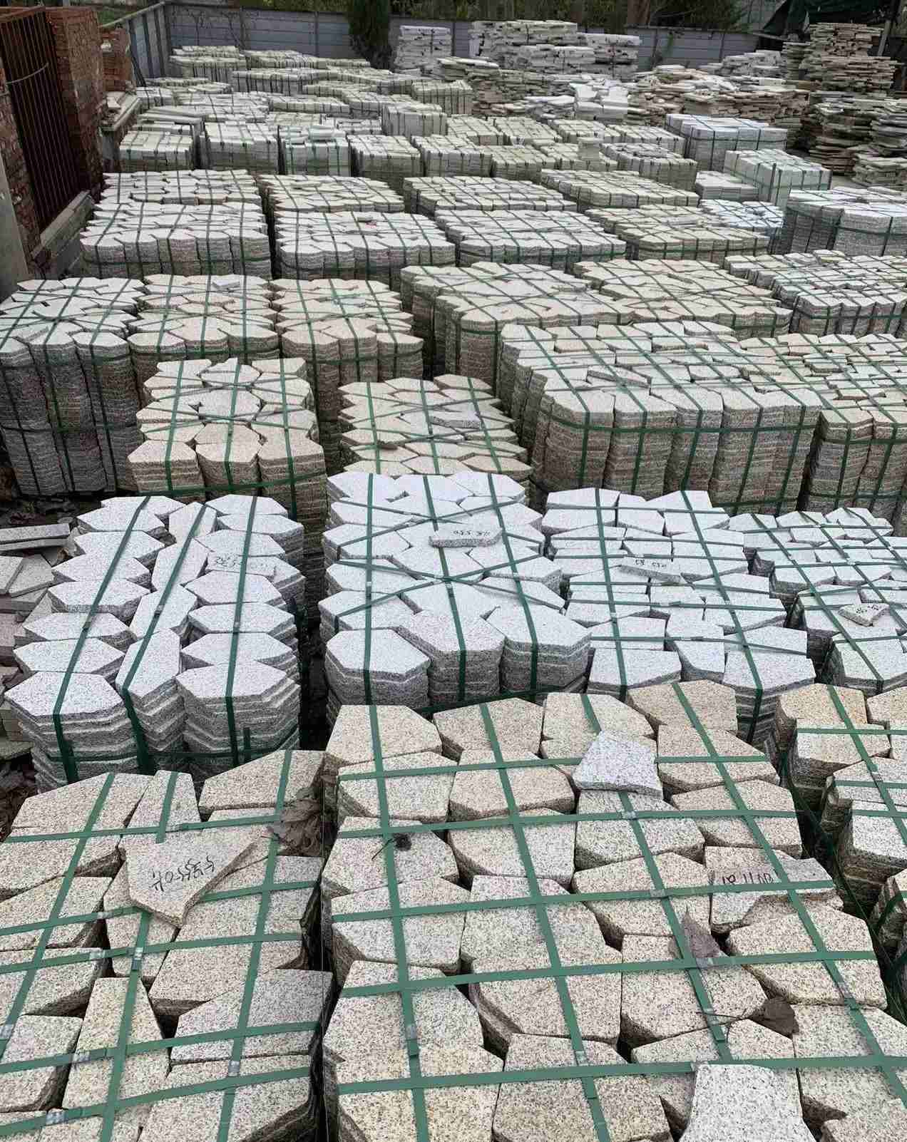 邯郸 黄金麻白麻花岗岩荔枝面地铺石(冰裂纹)