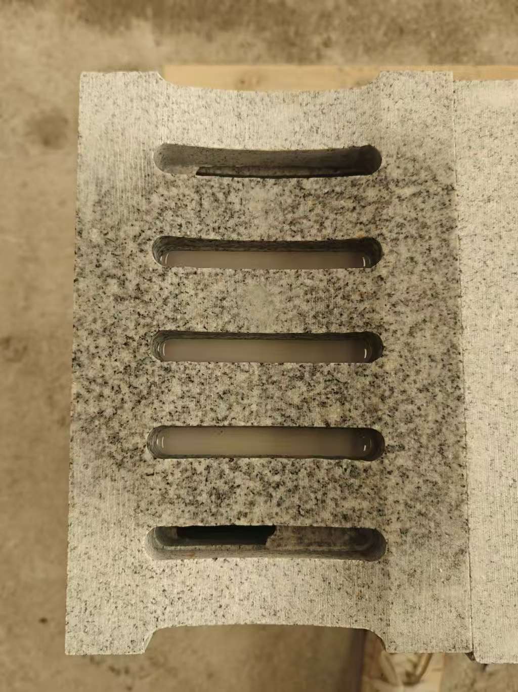 邯郸 芝麻白拉丝面花岗岩U型开槽排水槽