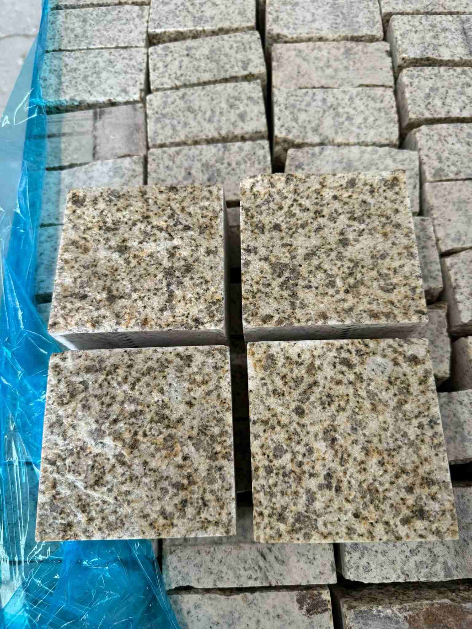 邯郸 黄金麻花岗岩自然面小方块，弹石，马蹄石等