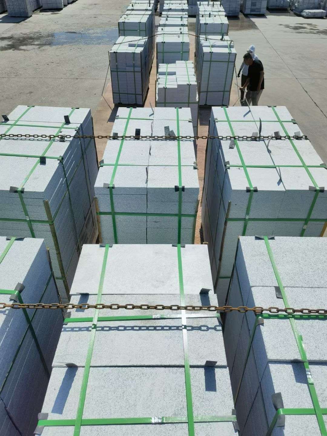 邯郸 芝麻白花岗岩5公分地铺石 花岗岩厂家工厂装车日常