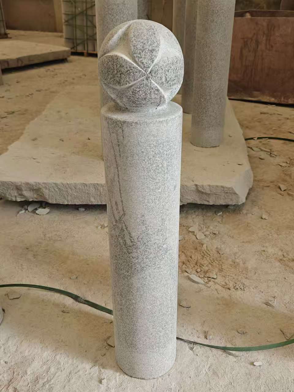 邯郸 芝麻白花岗岩石材挡车石柱、停车柱、圆柱挡车柱、方柱挡车柱等