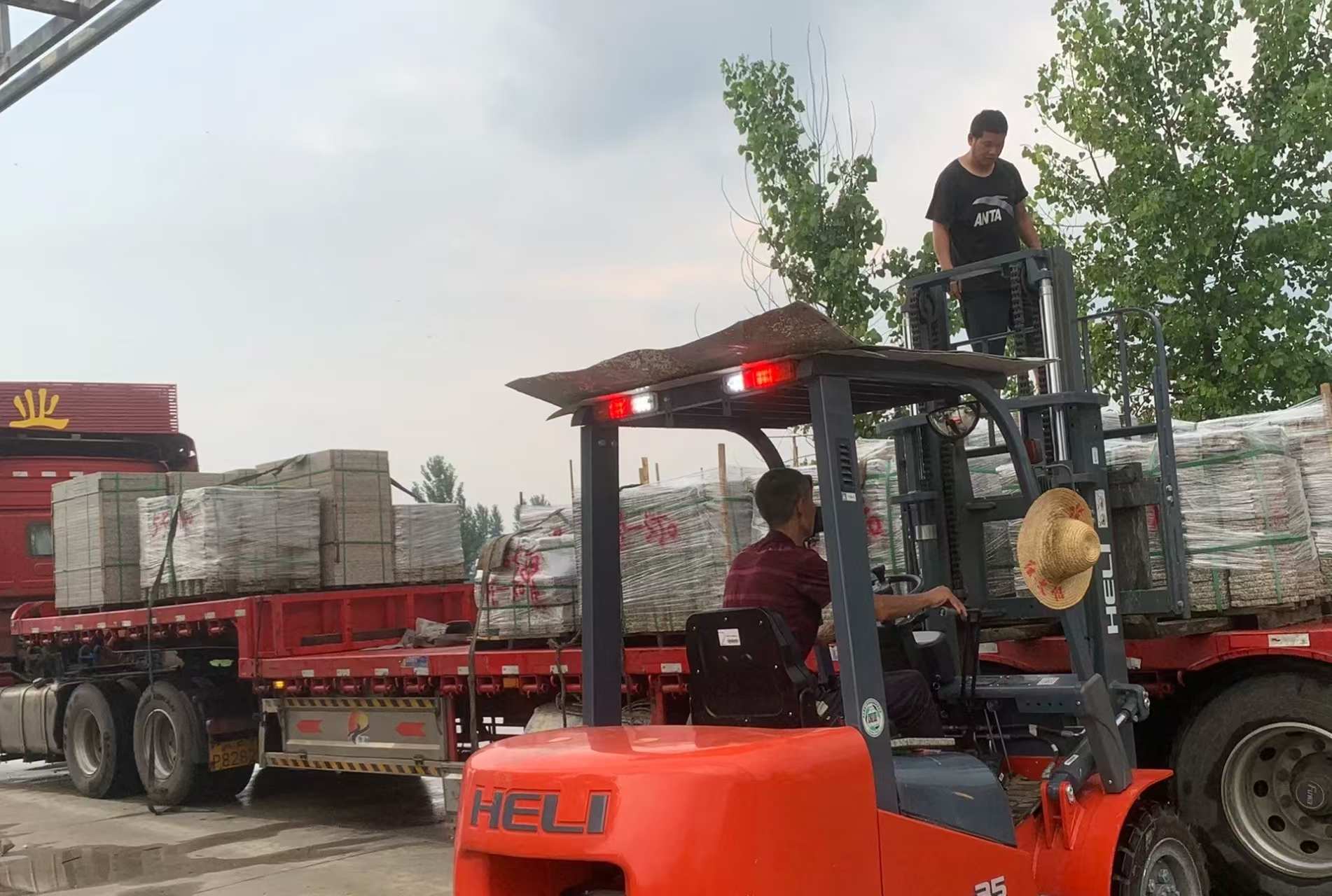 邯郸 黄金麻冰裂纹，地铺石装车