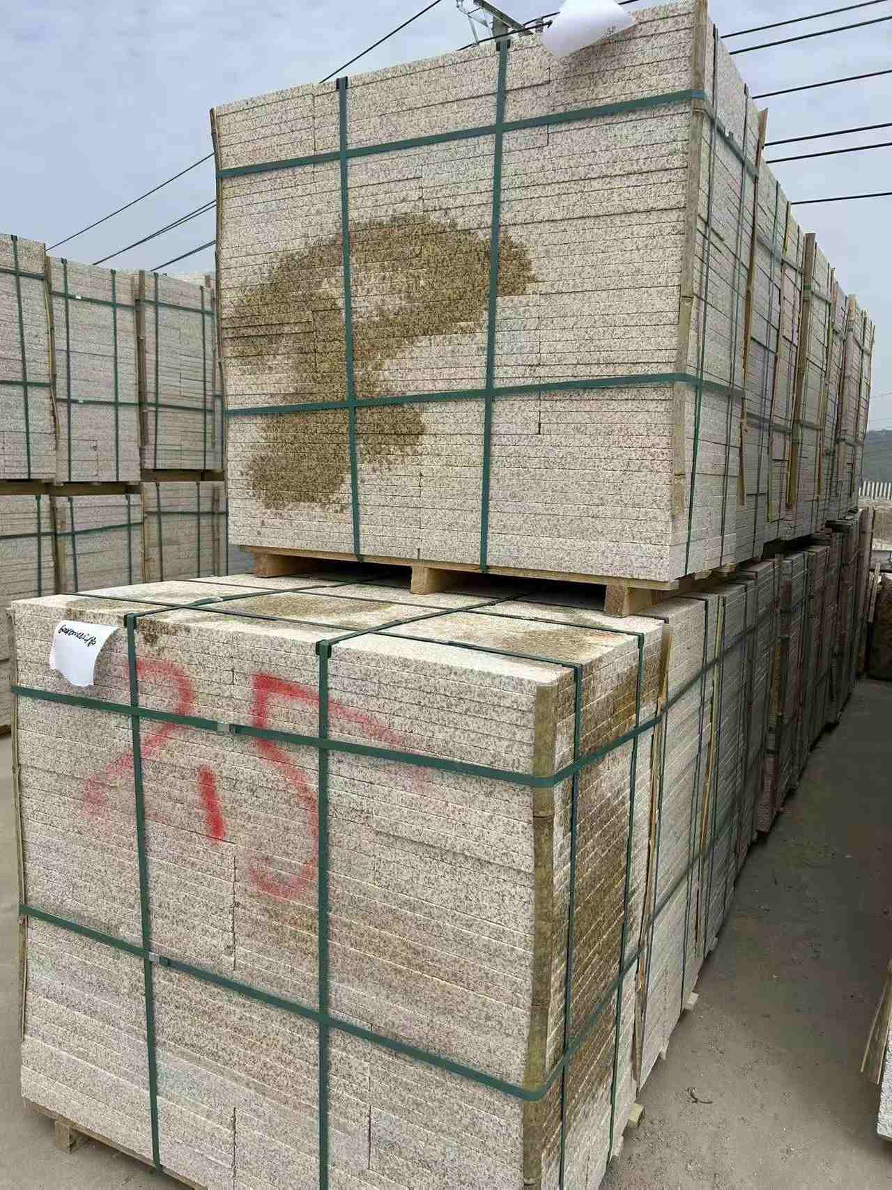 邯郸 黄金麻花岗岩石材荔枝面地铺石2.5*300*600