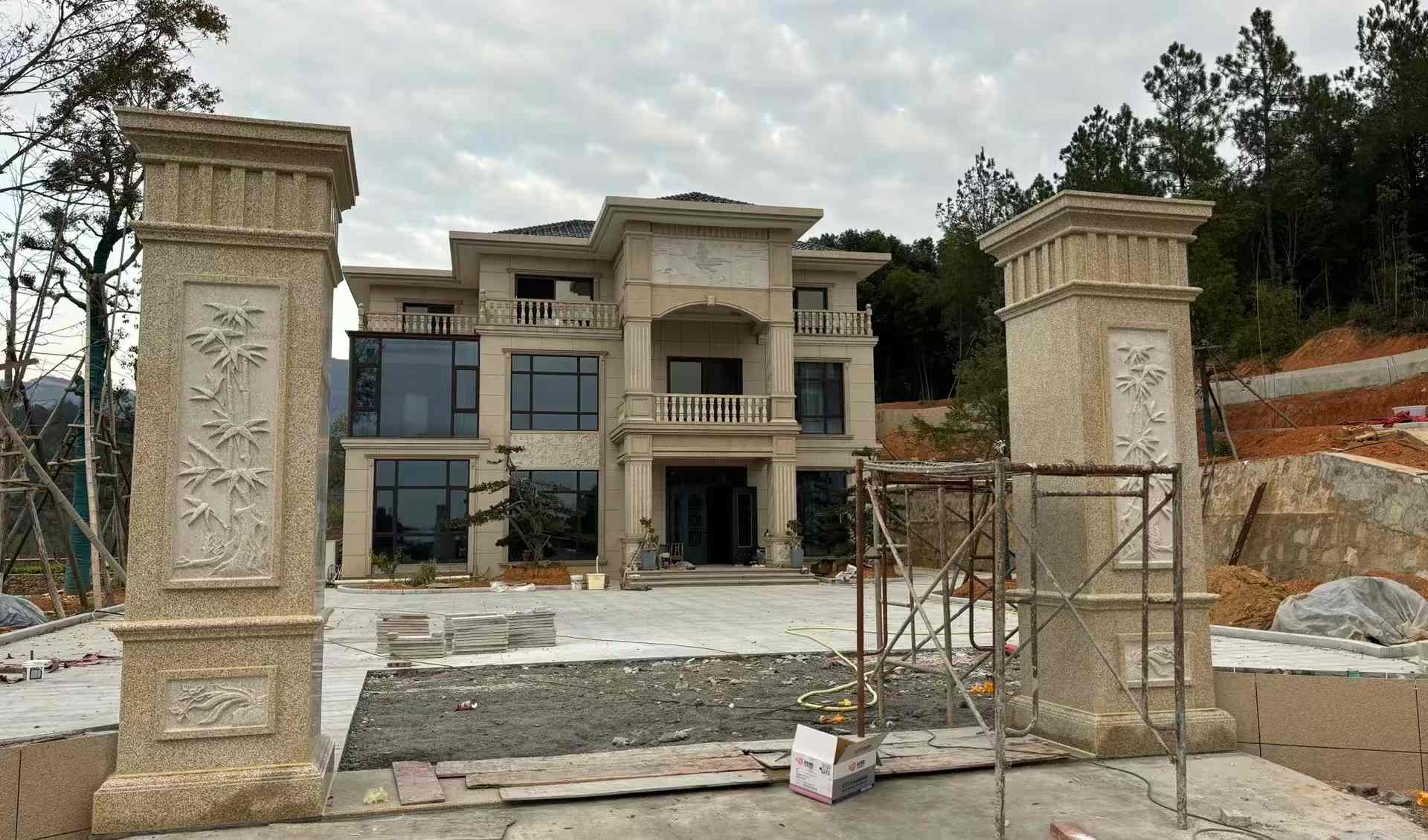 邯郸 黄金麻花岗岩别墅雕花外墙干挂配上门口雕花罗马柱