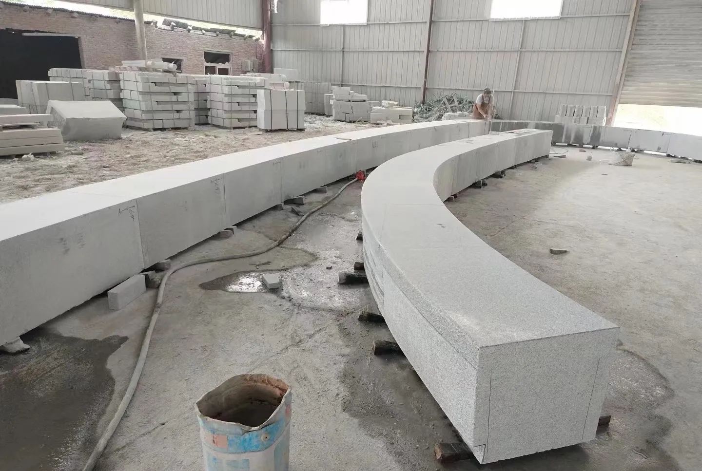 邯郸芝麻白花岗岩石板材 园林光面弧形坐凳